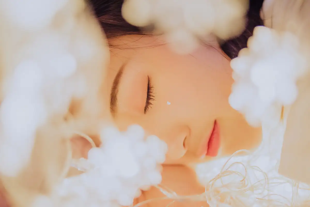 我需要你生成3段约50词的英文短文本。 我希望这3段文本分别来自通信、雷达、光学领域。我希望你通过学术搜索引擎特别是IEEE Xplore、Arxiv等搜索近年的文献。文献语言为英文。搜索时间单位在2019年以后。搜索关键词请选择热门话题。在完成文献搜索之后我需要你在它们的Introduction中节选我所需的文本。