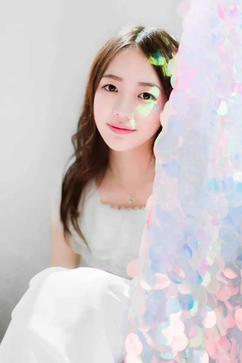 请用网红萧秋水的风格改写以下电影观后感多加入感并使其语言更优美更书面化更流畅字数可适当精简但别少于原有的75％： 观《十二生肖》  有感     《十二生肖》是一部冒险、动作喜剧主题有关于国家文物流失与拍卖、倒卖。据说成龙拍摄它是为了控诉倒卖、偷窃、拍卖国家文物的行为并且希望有关国家看到这部电影之后能够归还中国的文物。后来事实证明成龙成功了。        剧中主角JC和伙伴们是一个高级盗窃团伙专