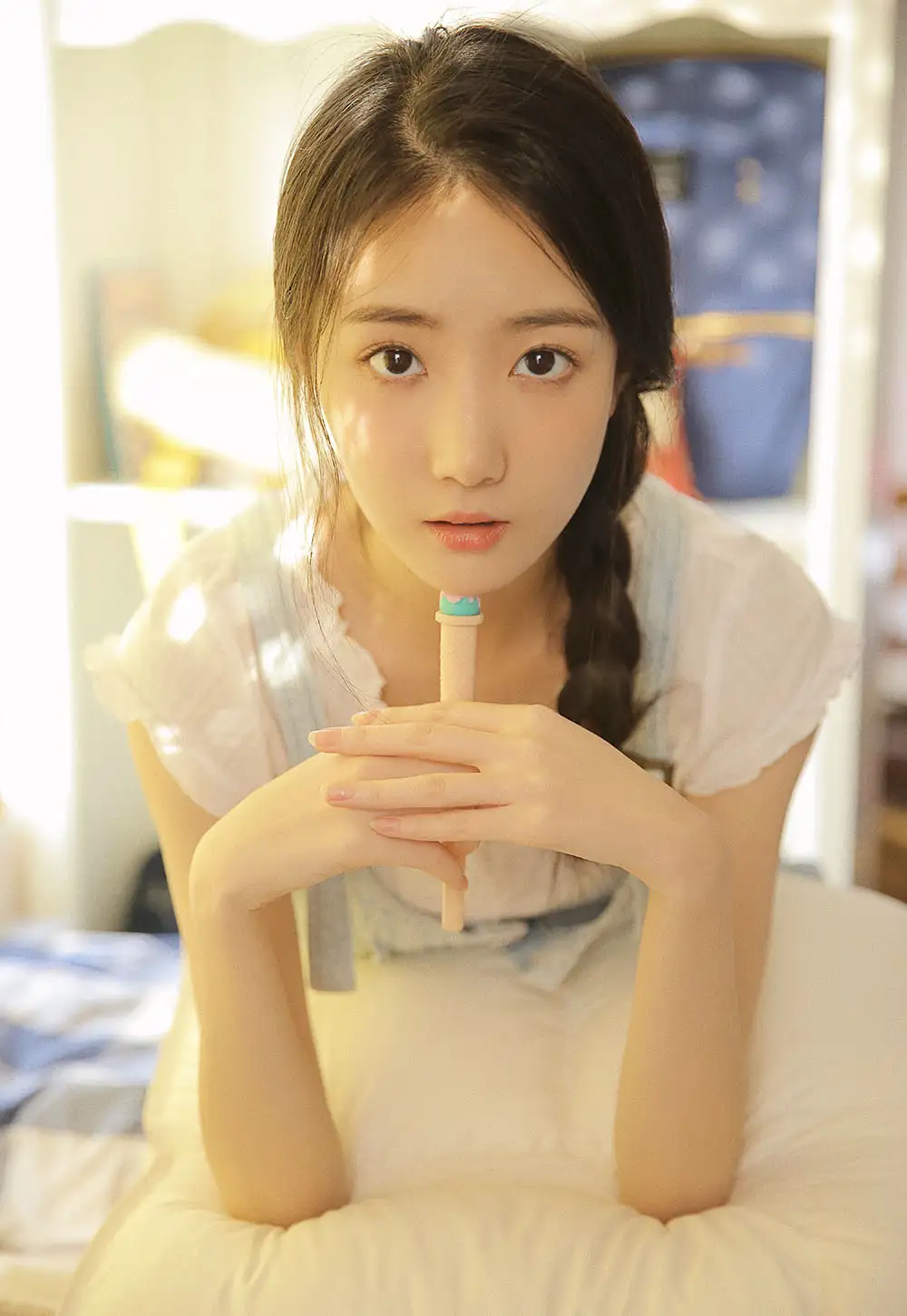 写一篇题目为从空间理论的角度分析艾丽丝·门罗小说集《逃离》的主题‘逃离’的八千字论文。该论文基于列斐伏尔的空间理论分为物理空间、社会空间、心理空间这三大部分来进行文本分析。