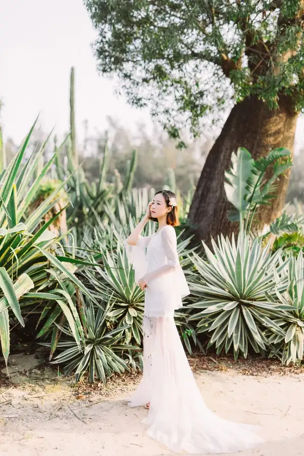 情景模拟要求：要加入6位角色三位主要三位次要角色主要角色表达字数大于等于150字次要角色表达字数大于等于100字每个角色都要按照以下要求进行有条理的语言顺序进行运用倾听、鼓励、反馈、提问等技巧、也包括表情、手势、体态符合社会情况获得病人及家属认可。情景：你正在抢救一危重病人无法脱身你主管的一病人家属告诉你病人感到胸口不适、难受。你如何应对？