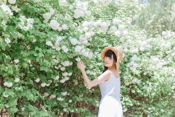 下面的代码有错误请修改它：#includesystypesh#includesysstath#includefcntlh#includeunistdh#includeerrnoh#includestdioh#includestringh#define BUF_SIZE 30int mainint argc char argv	char bufBUF_SIZE;	int len=0;	int fd=