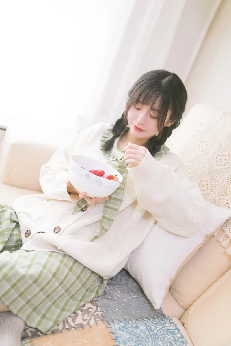 生成带注释的C#类：processInstId是String流程IDtaskInstId是String任务IDtargetActivityDefId否String下一环节IDparticipant否String下一环节参与者一个或多个账户多个用空格隔开uid是String当前任务处理人vars否Map流程变量commentMap否Map评 论区变 量actionName操作名称 commentMs