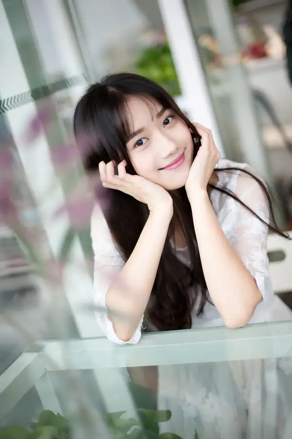 为民服务中心主要职责：负责推进与基层群众联系密切的事项在窗口集中办理。负责政务服务事项的受理、审核、办结、送达及办理情况的督查、督办工作。落实各项便民服务措施为企业和群众提供代缴代办、全程代理等服务。负责入驻窗口及工作人员的日常管理及考核工作。指导村社区为民服务中心开展工作。你现在是为民服务中心的入党发展对象请结合工作实际写一份800字的发展对象思想汇报。