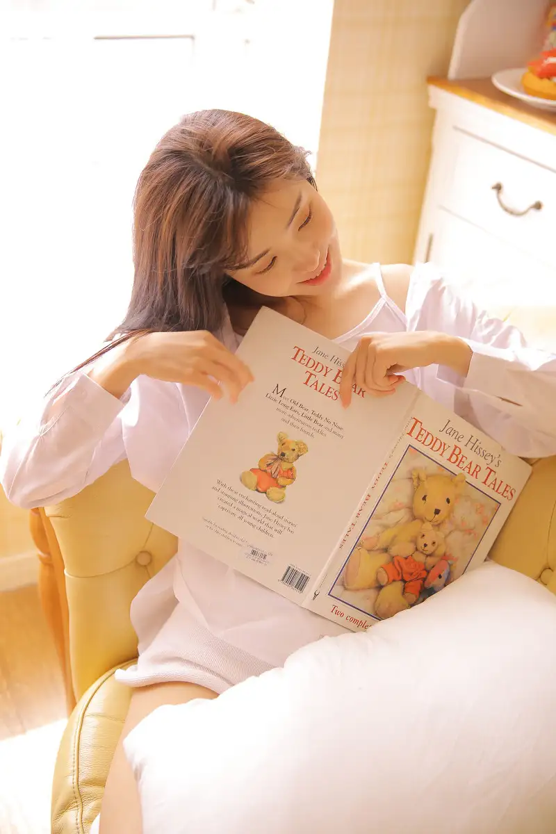 张颂文的经历是一个很好的励志故事他的坚持和不放弃精神值得我们学习。其中最令人印象深刻的就是他所经历的双向拒绝。在演艺圈这个行业不断地被拒绝是很常见的事情。但是张颂文不仅在演艺圈内被拒绝了800多次甚至在拥有了一定知名度之后还会拒绝一些演出邀约。这种双向拒绝虽然有些奇怪但是却体现了他对自己职业生涯的把握和对艺术的追求。对于我们普通人来说遭遇拒绝和失败也是家常便饭。很多人遭遇挫折之后就会放弃但是张颂文