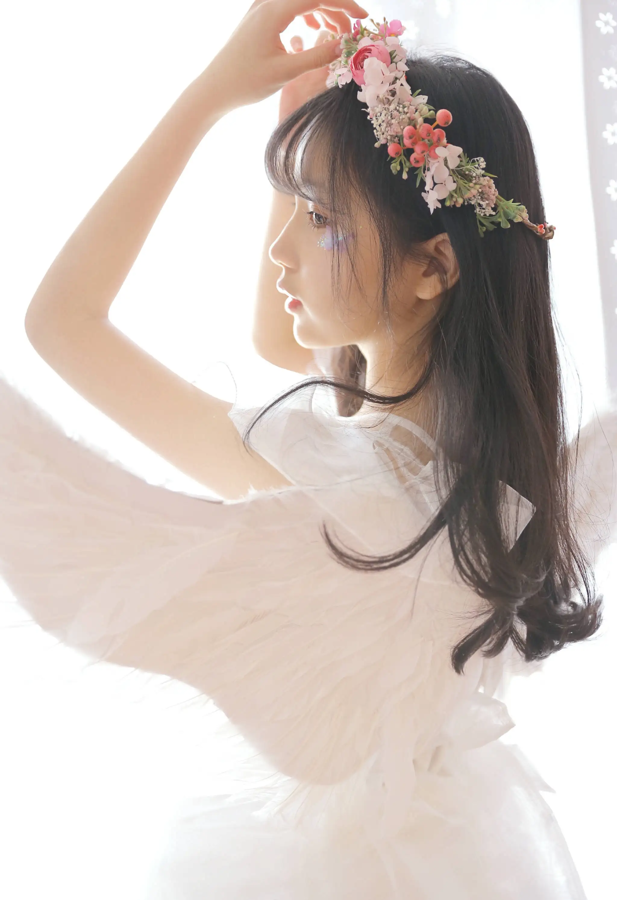 写一个51单片机的程序模拟实现一个抢答器；主持人操控按键K1。一共2位选手每位选手1个按键抢答器分别操控S9S13。最先按下按键的选手号码将显示在数码管上后来按下的将无显示。主持人按下K2数码管显示0。按下其他键蜂鸣器发出长笛声报警数码管全亮。