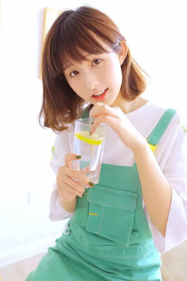 Translation of the abstract of a chemical thesis摘要光催化是分解水制备氢气的反应可以将太阳能这种获取成本低的可再生能源转化为方便存储、运输和利用的化学能为解决当前全球环境保护和能源利用面临的诸多困难提供了许多思路因而备受关注。其中一种途径即通过构建合理的催化剂体系应用Z型异质结进行分解水的产氢半反应它的可行性已被越来越多的研究所证明。但具体如何构建和