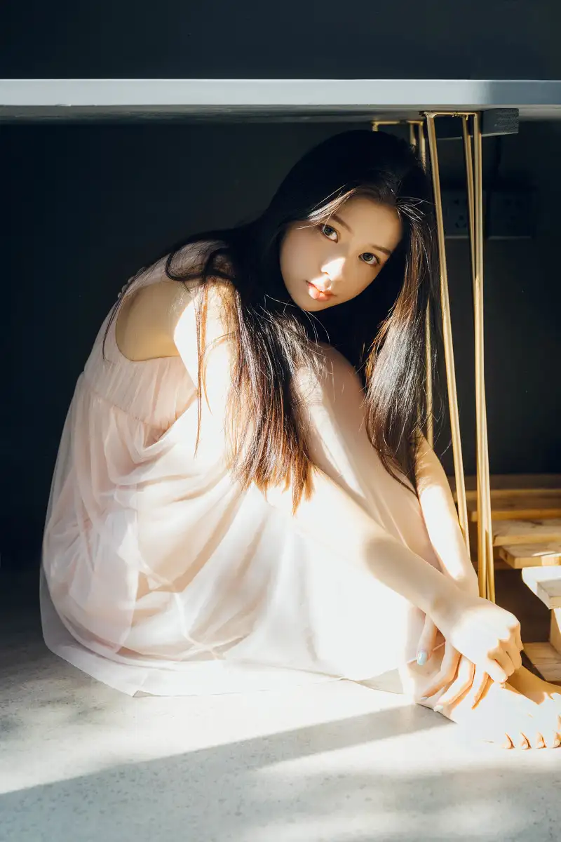 芒罗没有使用传统的线性叙事技巧而是擅长利用空间来定位故事的时间背景利用从空间到空间的过渡来推进情节 创造出一个复杂而多层次的文本结构。这些空间可以是马场、剧院、马车甚至是酒店等。小说《逃亡》中的人物经常在不同时间毫无征兆地出现在同一空间。在一个不断变化的空间里人们与它建立的联系是暂时的、不稳定的。这样一来空间中人与人之间的关系是复杂而多变的。在故事《逃亡》中 卡拉经营的马场是 是一个矛盾的空间 欢