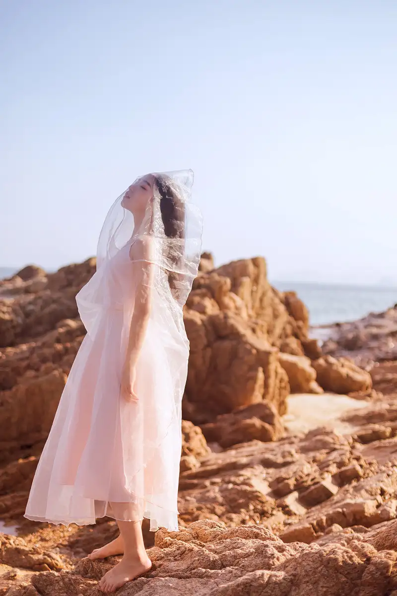 您是一个Rust语言专家我有问题需要问请问如何写一个hello world程序