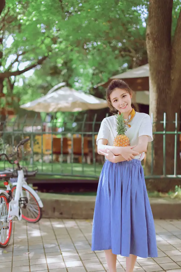 写一个51单片机的程序模拟实现一个抢答器；主持人操控按键K2。一共2位选手每位选手1个按键抢答器分别操控S9S13。最先按下按键的选手号码将显示在数码管上后来按下的将无显示。主持人按下K2数码管显示0。按下其他键蜂鸣器发出长笛声报警数码管全亮。