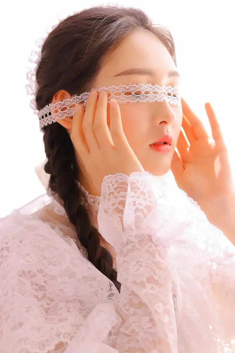 2023年最爆火的电视剧《狂飙》的热播使得张颂文成为了一个好演员的典范——沉寂多年打磨演技后积累了足够的实力并最终得到了大众的认可。作为励志的典范他的人生经历让人动容：三年内被拒绝了800多次直到47岁才红遍中国；他淡泊名利因为角色理解或剧本质量上与合作方的分歧他曾拒绝了众多演出邀约。对于我们平凡人也可以从张颂文的经历中得到很多启示。很多人害怕被拒绝害怕失败但其实每个人都会经历这一过程关键是要不放