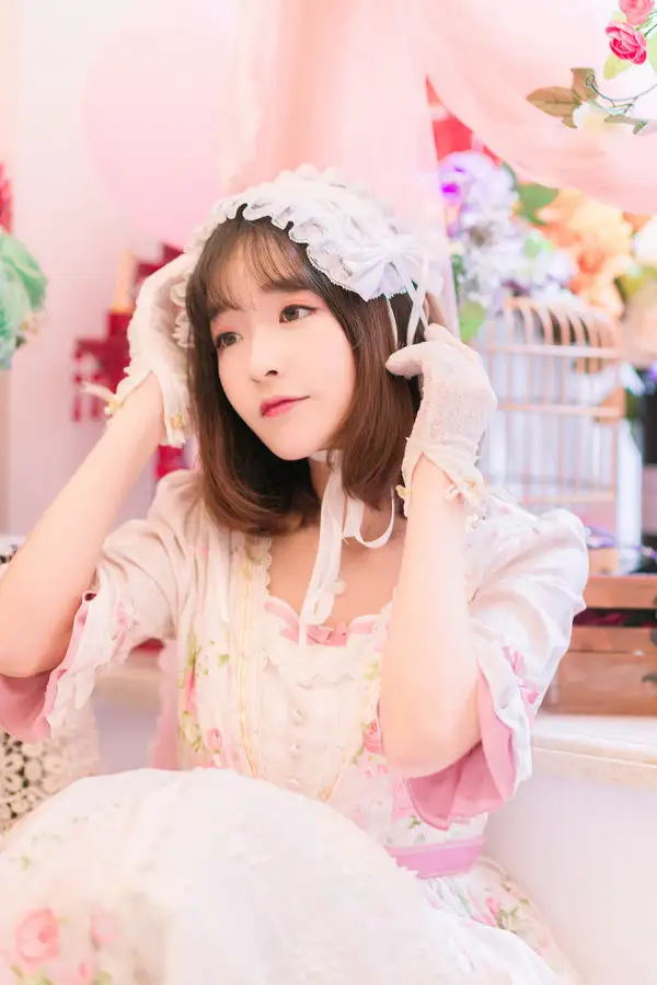 用python读取ERA5的netcdf文件分别画出各变量t温度z气压q湿度uv风各变量在第一层level=1000的值在文件给出的第一个时间time=0的空间分布图。要求：图形有title图形轴上显示经纬度信息请问代码是什么